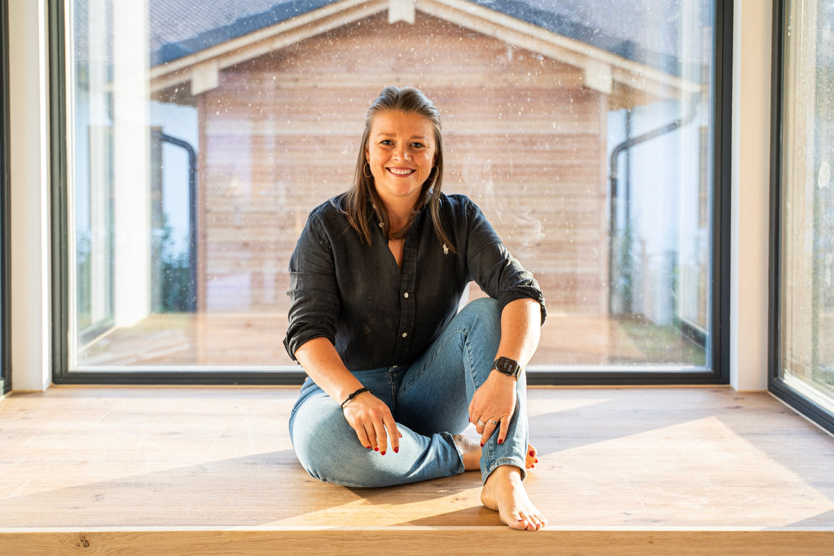 Simone Huber im Tiny Haus vor dem Panoramafenster, Wasserburg-Neudeck