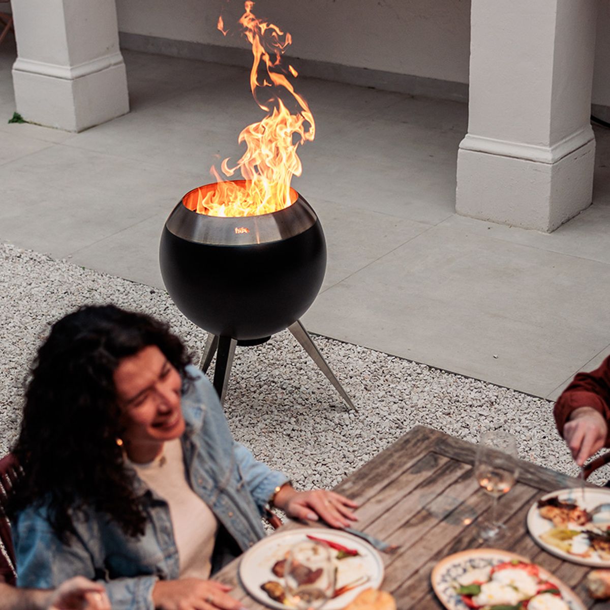 Höfats MOON 55 Feuerkorb auf der Terrasse – Stimmungsbild